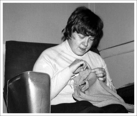 Enid Knitting at home - 1974